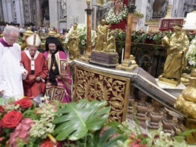 Папа подарував мощі святого апостола Петра Патріархові Вартоломеєві І