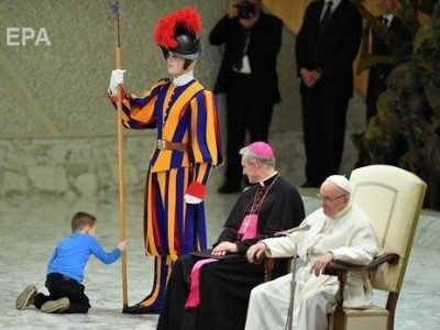 Під час аудієнції папи римського у Ватикані на сцену вибіг хлопчик, щоб потиснути руку гвардійцю. Відео