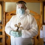 Українські священики у захисних костюмах допомагають хворим на COVID-19