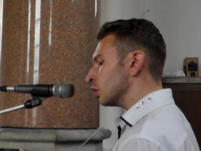 Дяк Андрій Грициняк виконує церковні пісні