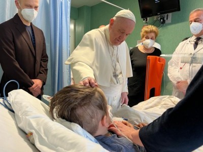 Папа Римський відвідав українських дітей у ватиканській педіатричній лікарні
