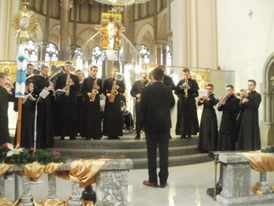 Колядує духовий оркестр Львівської духовної семінарії Святого Духа