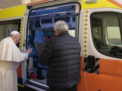 Папа Римський Франциск подарував Львову карету швидкої допомоги 