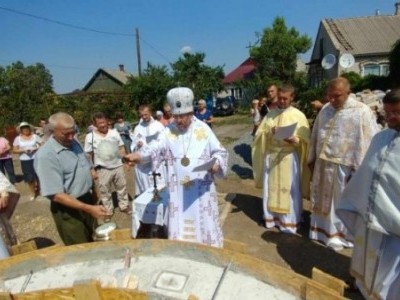 Владика Володимир освятив наріжний камінь під будову храму у Бердянську
