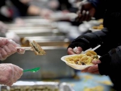 У Чилі головний собор на один день перетворили в їдальню для бідних