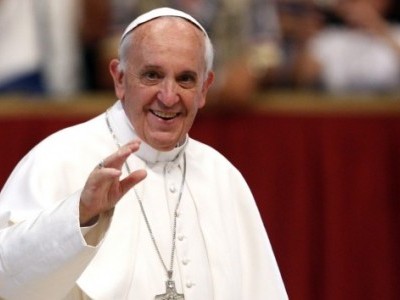 Папа Римський Франциск здійснив обряд хрещення над нігерійським біженцем, який голими руками обеззброїв злочинців