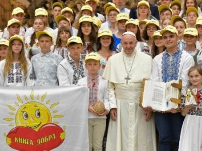 «Книга Добра» українських дітей для Папи Франциска