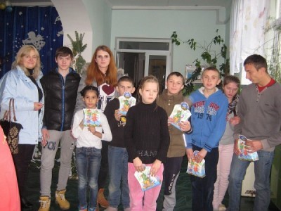 Молодіжне братство «ХРАМ» прийшло до дитячого інтернату з подарунками від Святого Миколая