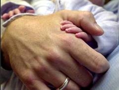 рука дитини тримає руку матері
